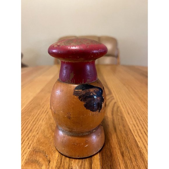 A Very Vintage Peppy Pepper Shaker - Picture 3 of 9
